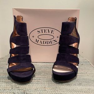 Steve Madden Spycee navy platform sandal. Back zip. Size 7.5 New in box.